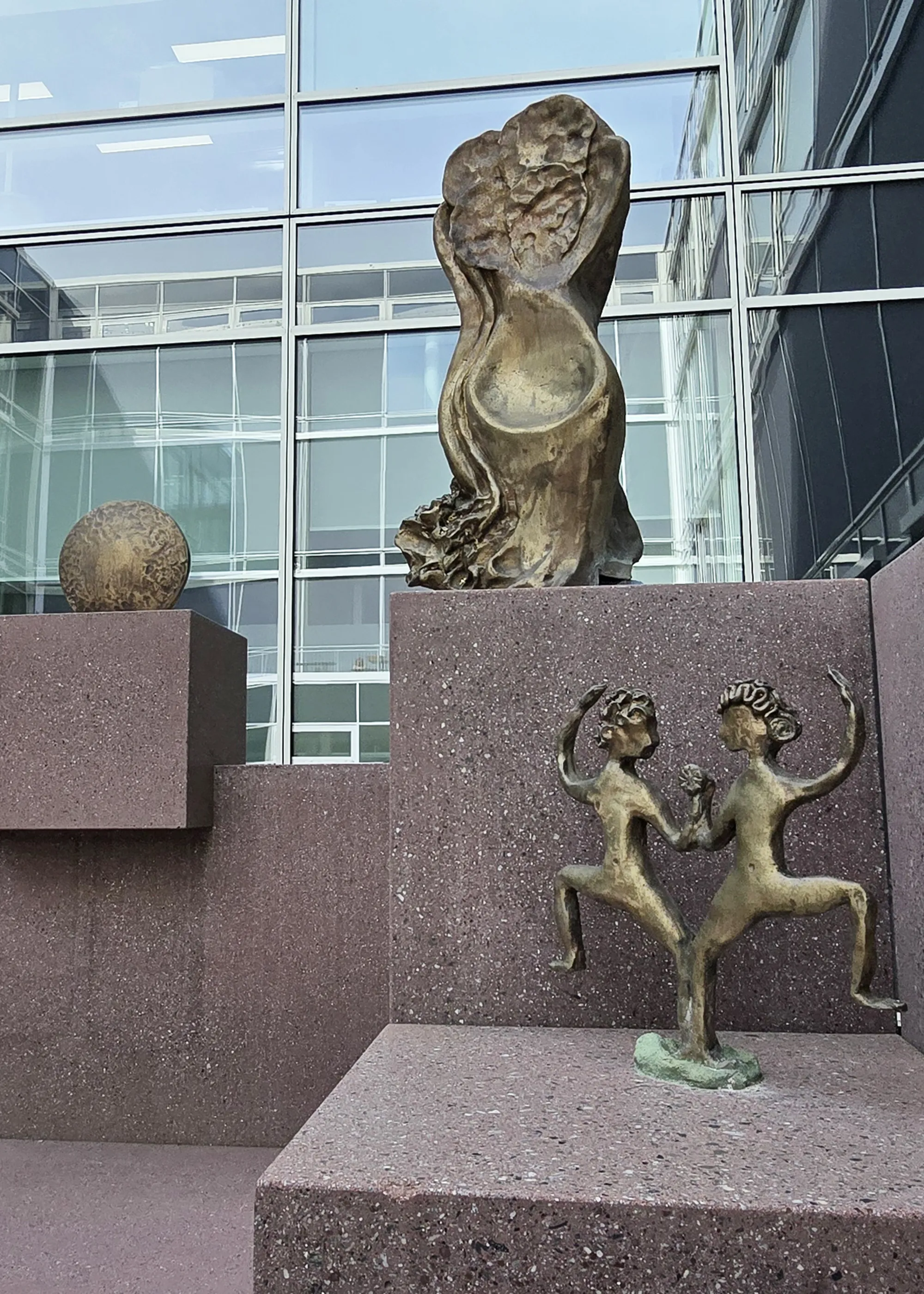 En statue av en person og en hund
