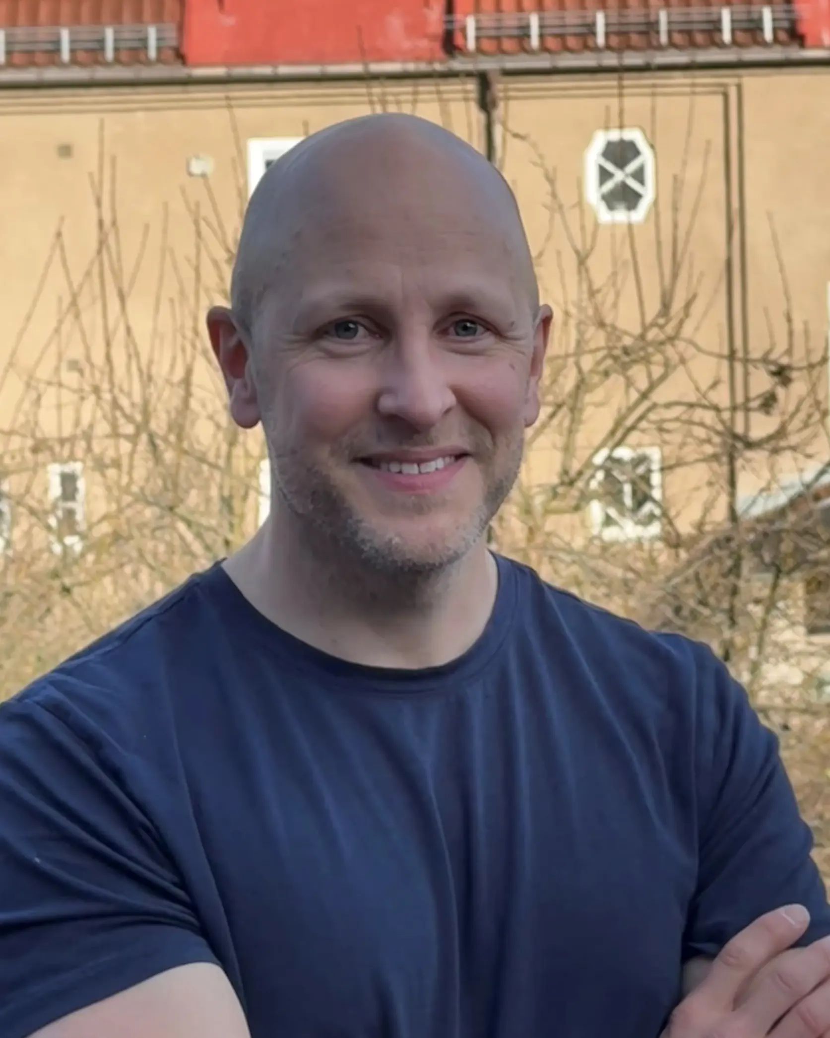 En mann som smiler til kameraet