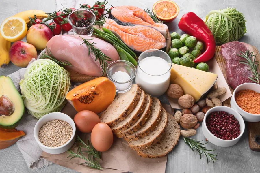 Sunne matvarer samlet på et bord