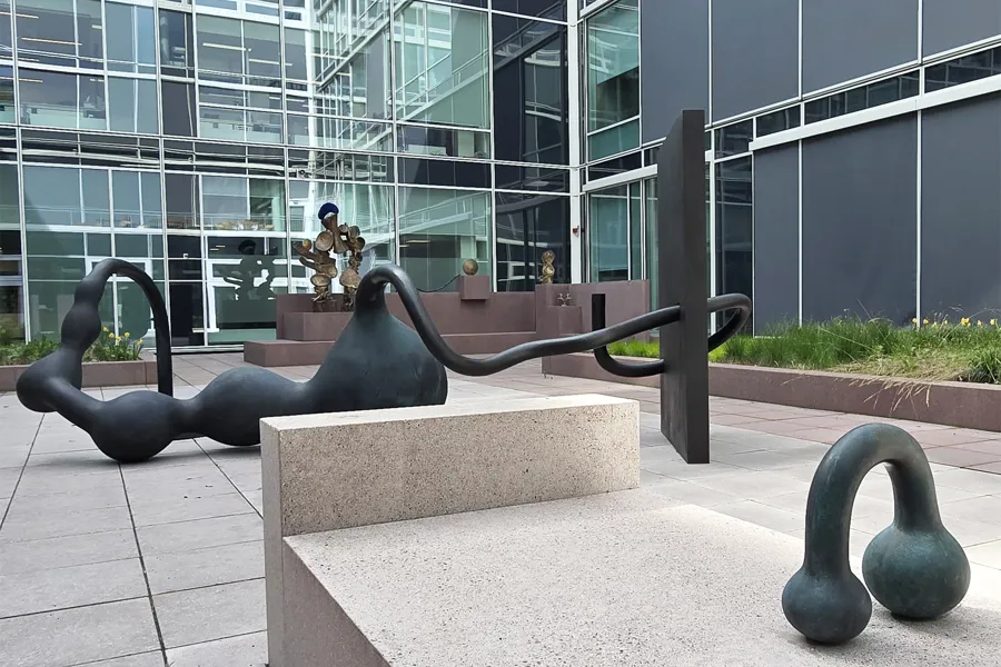En statue av en mann og en kvinne som sitter på en benk