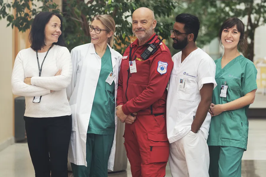En gruppe mennesker som står sammen