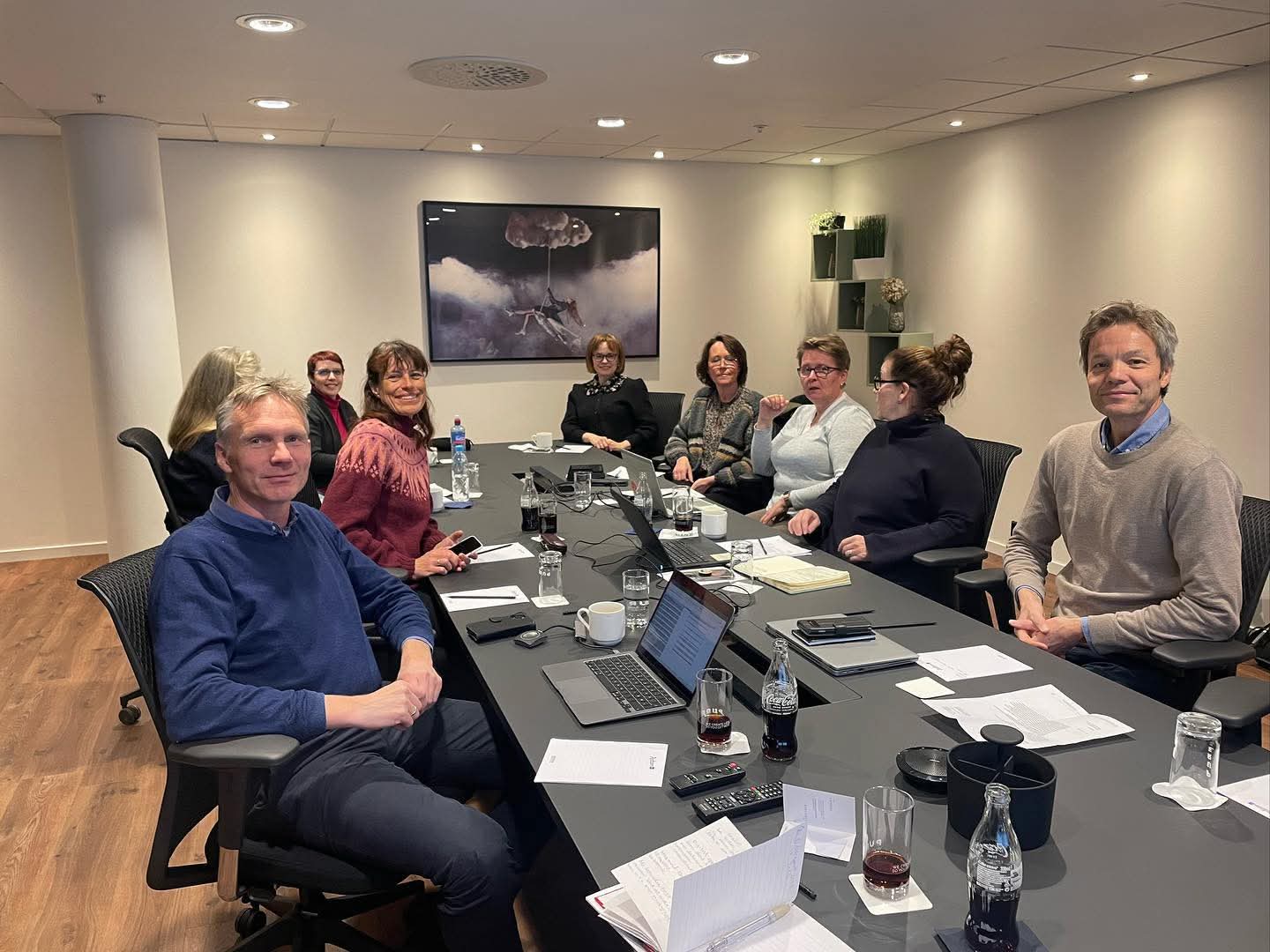 En gruppe mennesker som sitter rundt et bord