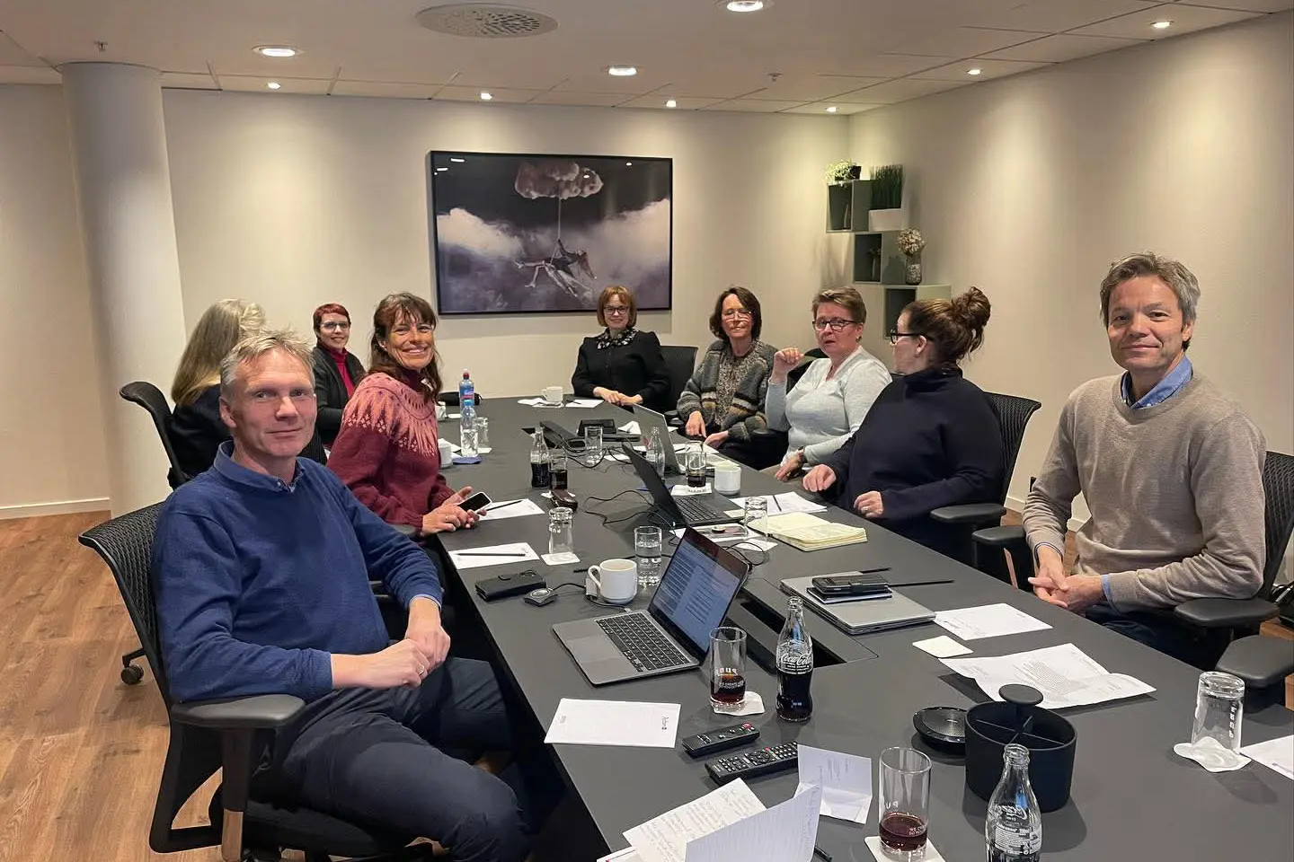 En gruppe mennesker som sitter rundt et bord