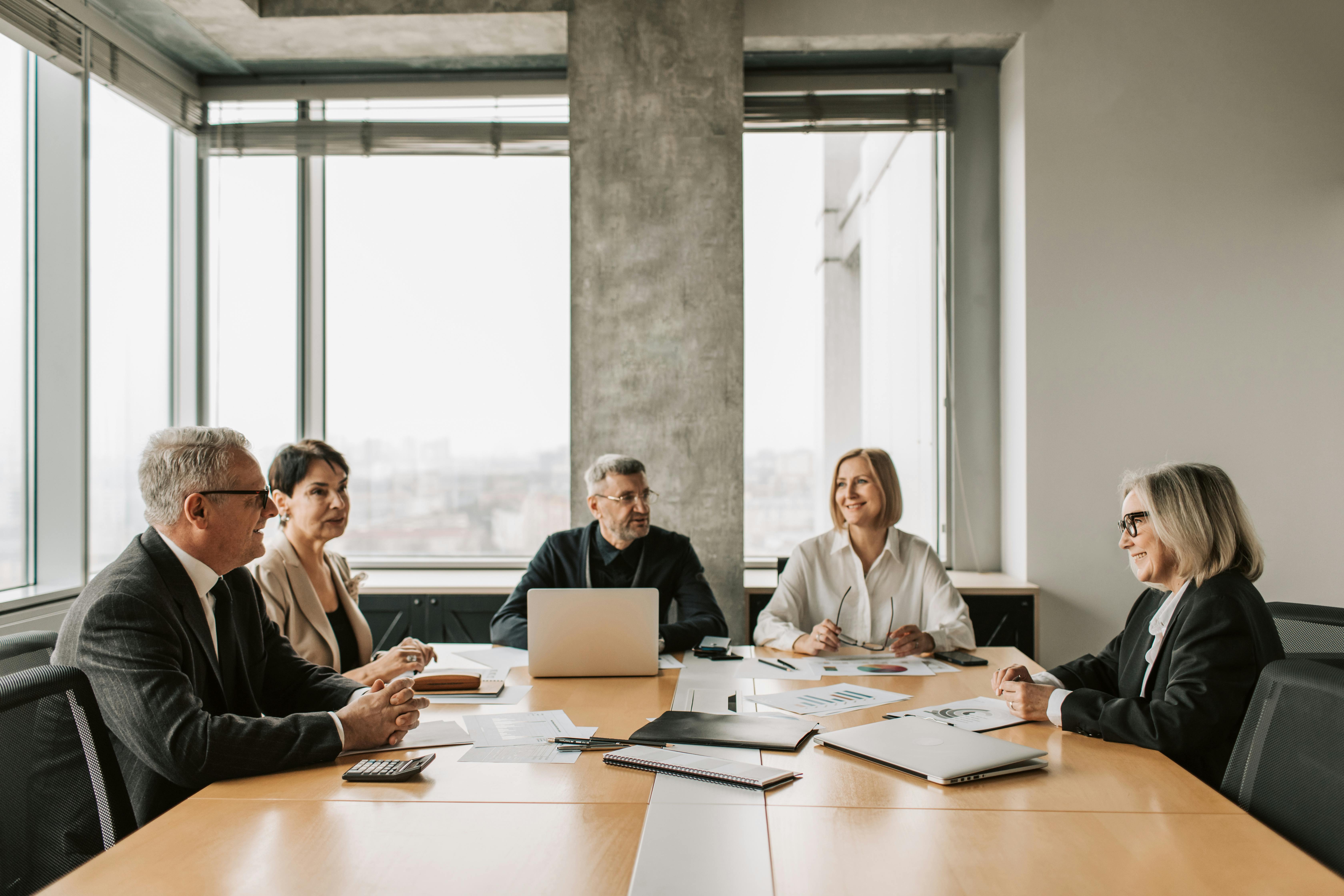 En gruppe mennesker som sitter rundt et bord