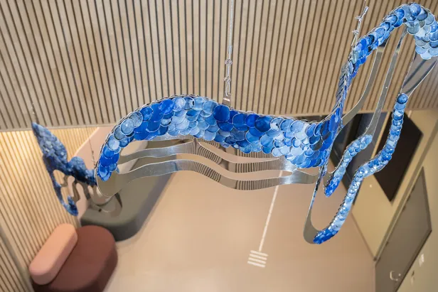 En blå og hvit skulptur
