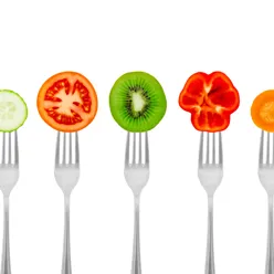 frukt og grønt på gafler