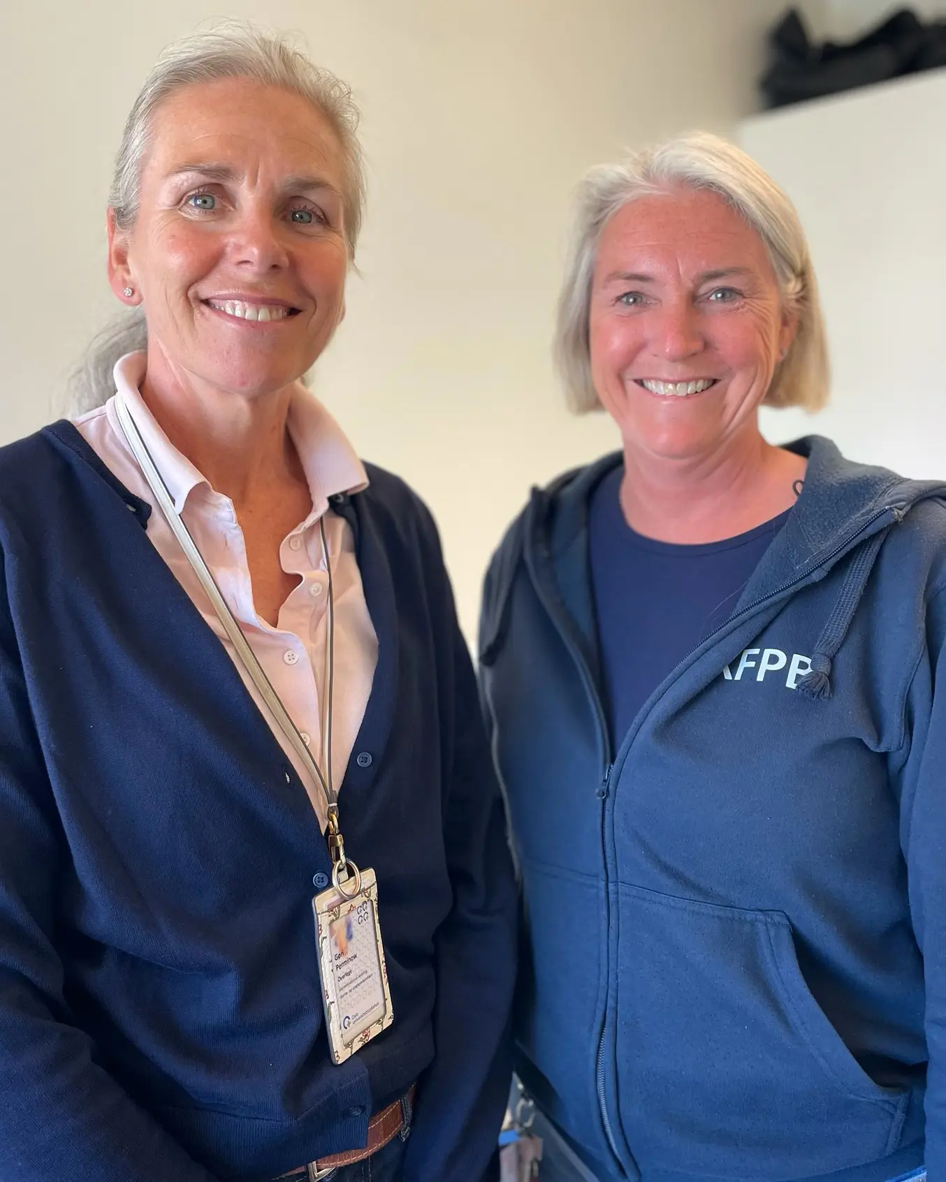 Et par kvinner som smiler