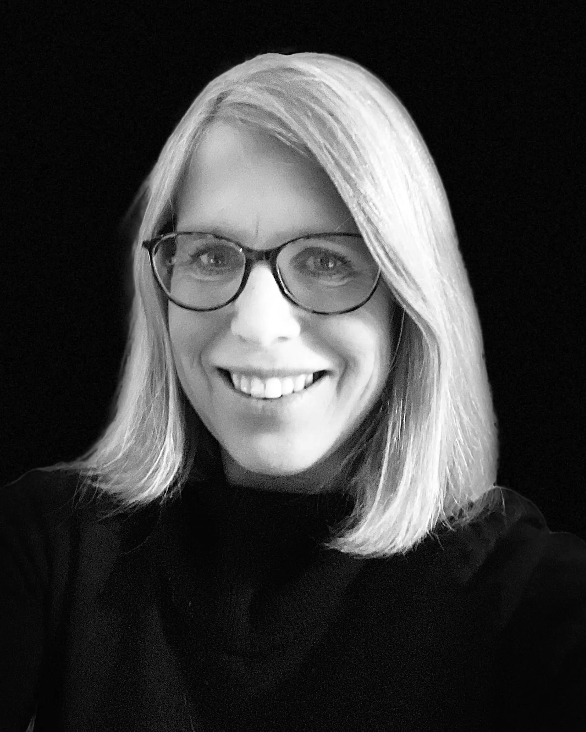 En kvinne med briller