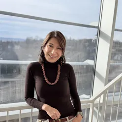 En kvinne som står foran et vindu