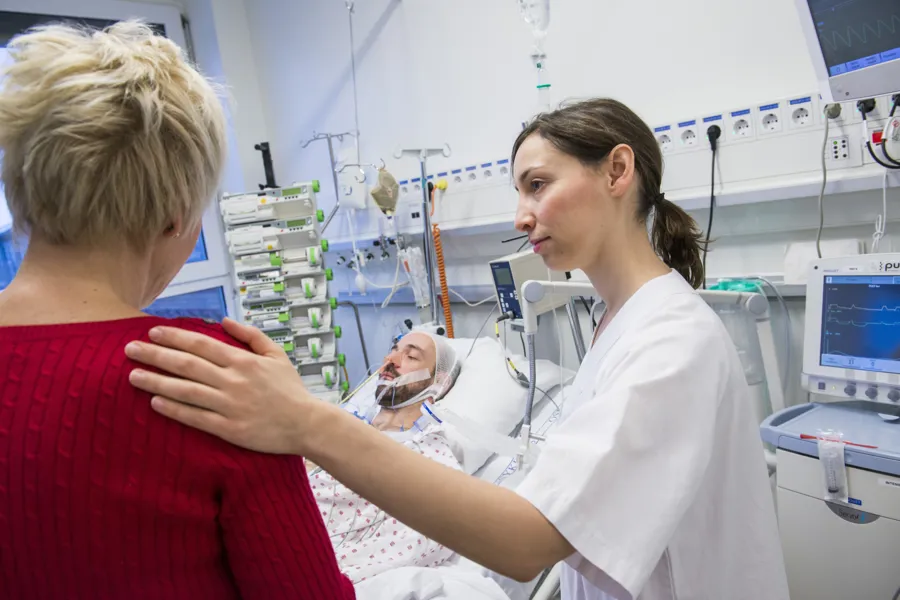 Sykepleier trøster pasient