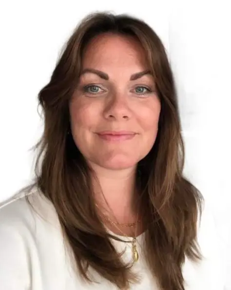 En kvinne med langt hår