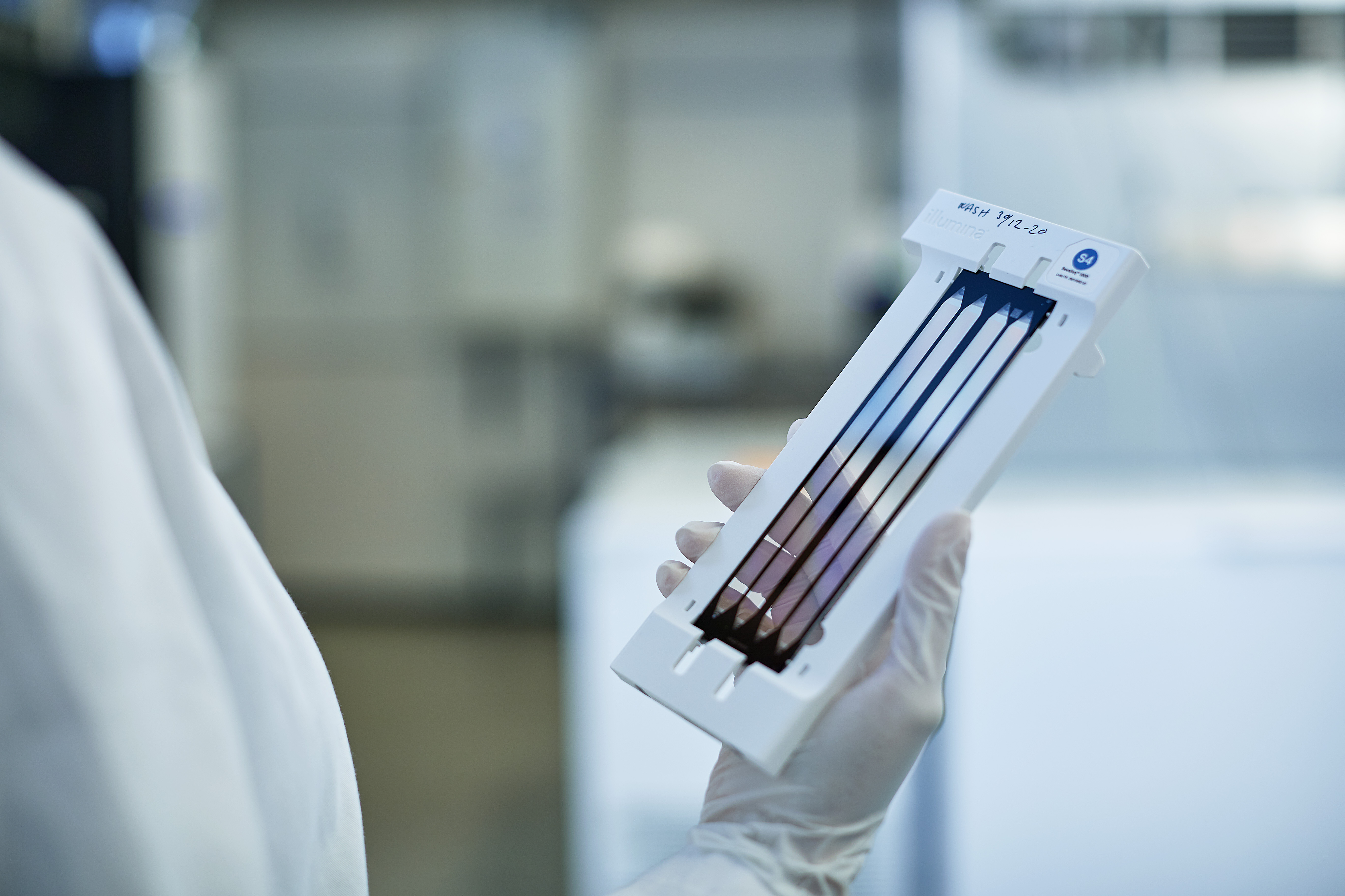 En person som holder en sprøyte