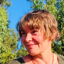 Smilende Christine Martinsen Malmberg, erfaringskonsulent i NRAPP