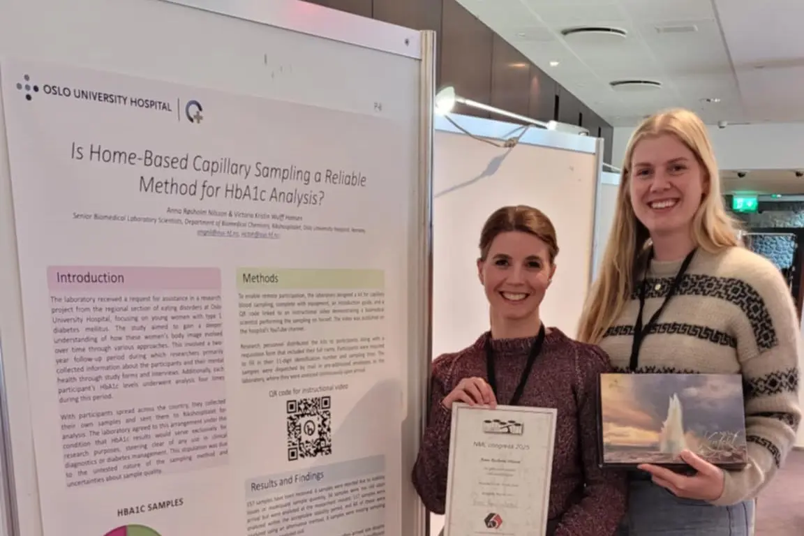 Et par kvinner som holder et skilt