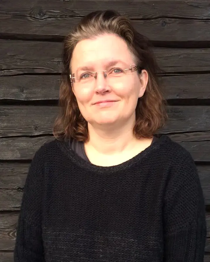 En person som bruker briller