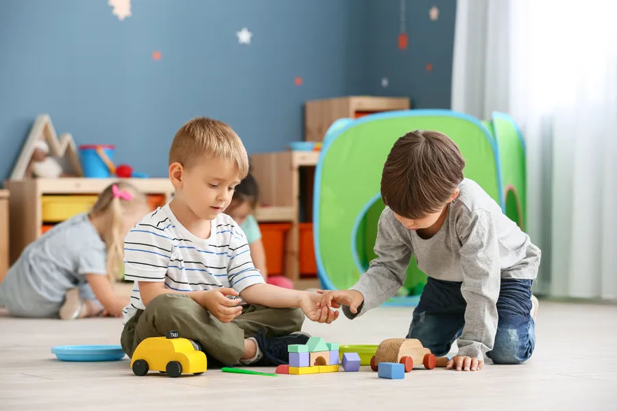 To gutter leker på gulvet