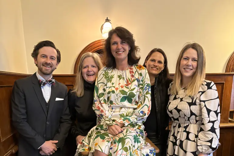 En gruppe mennesker som poserer for et bilde