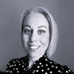 En kvinne som smiler til kameraet