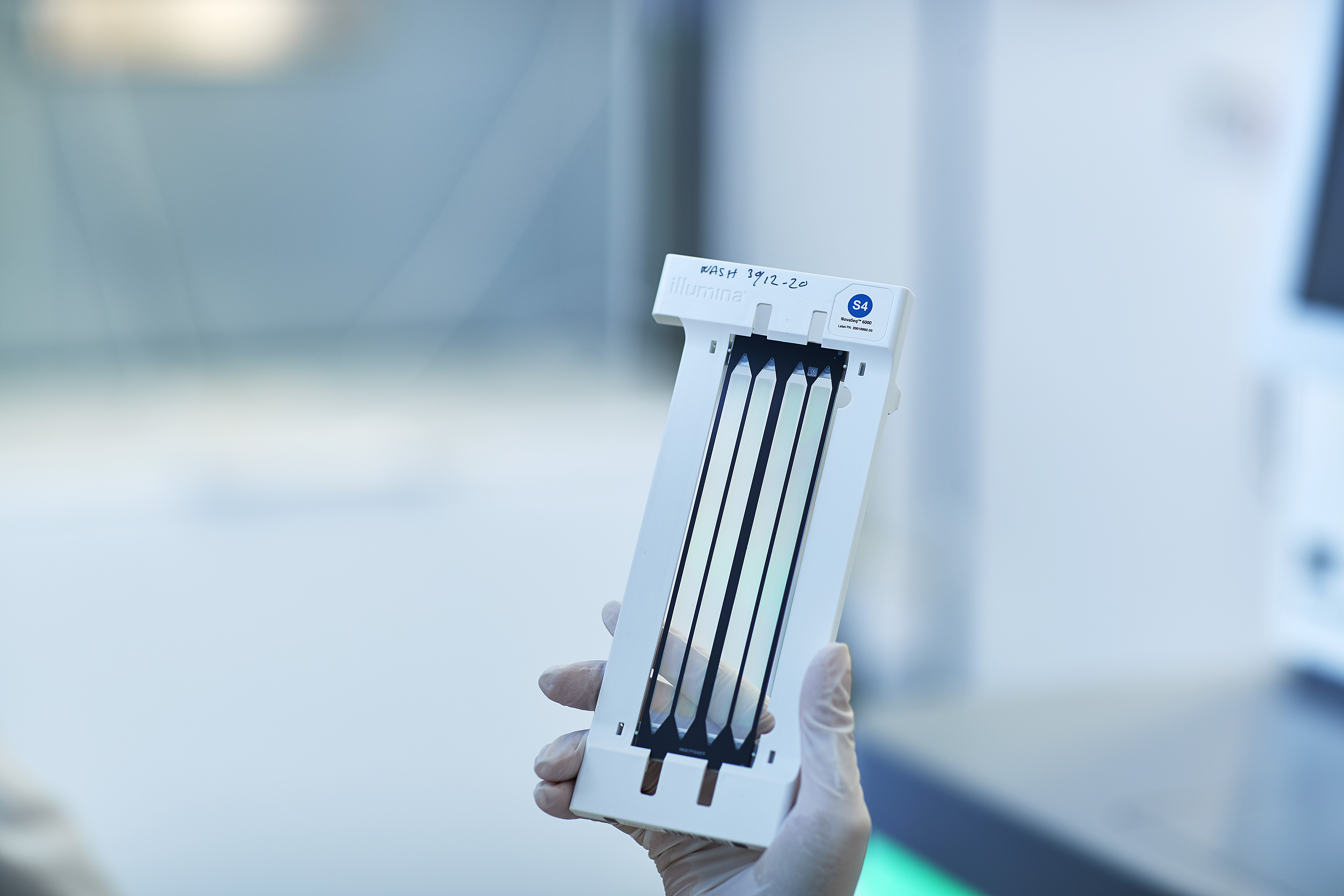 En hånd som holder en liten hvit enhet