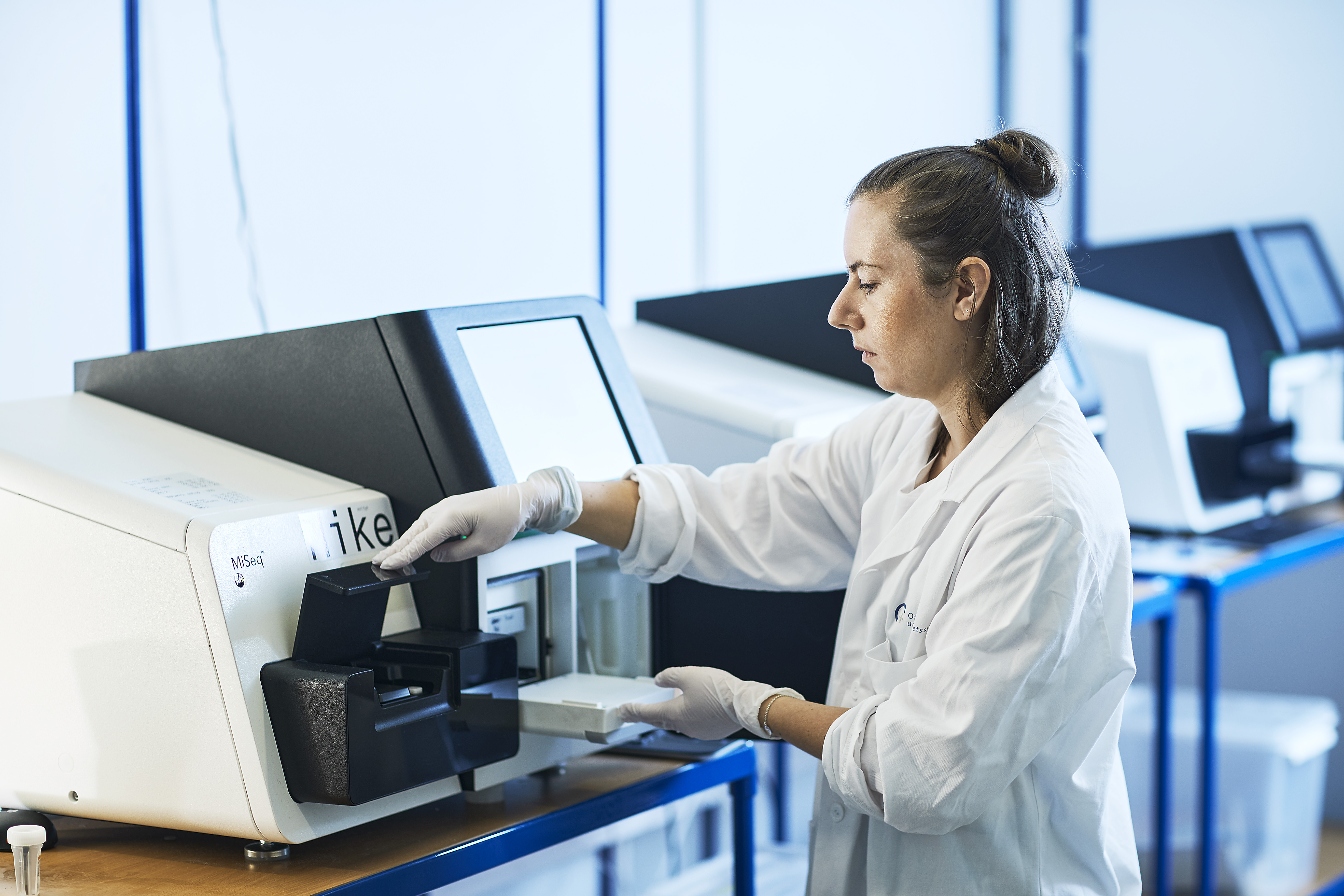 En mann i laboratoriefrakk som jobber på en datamaskin