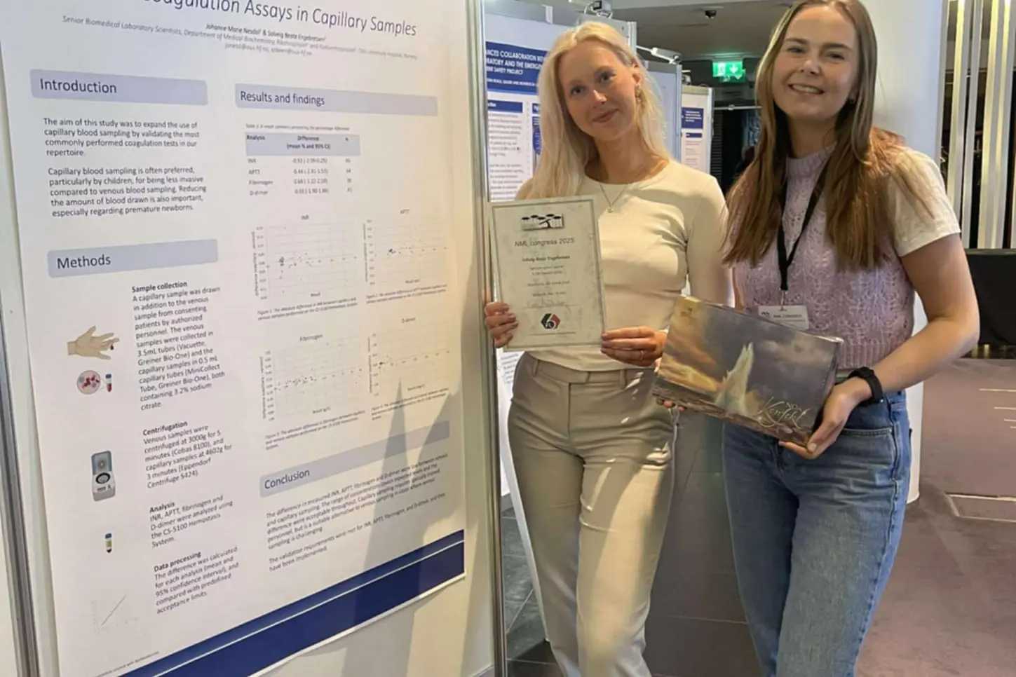 Et par kvinner som holder papirer