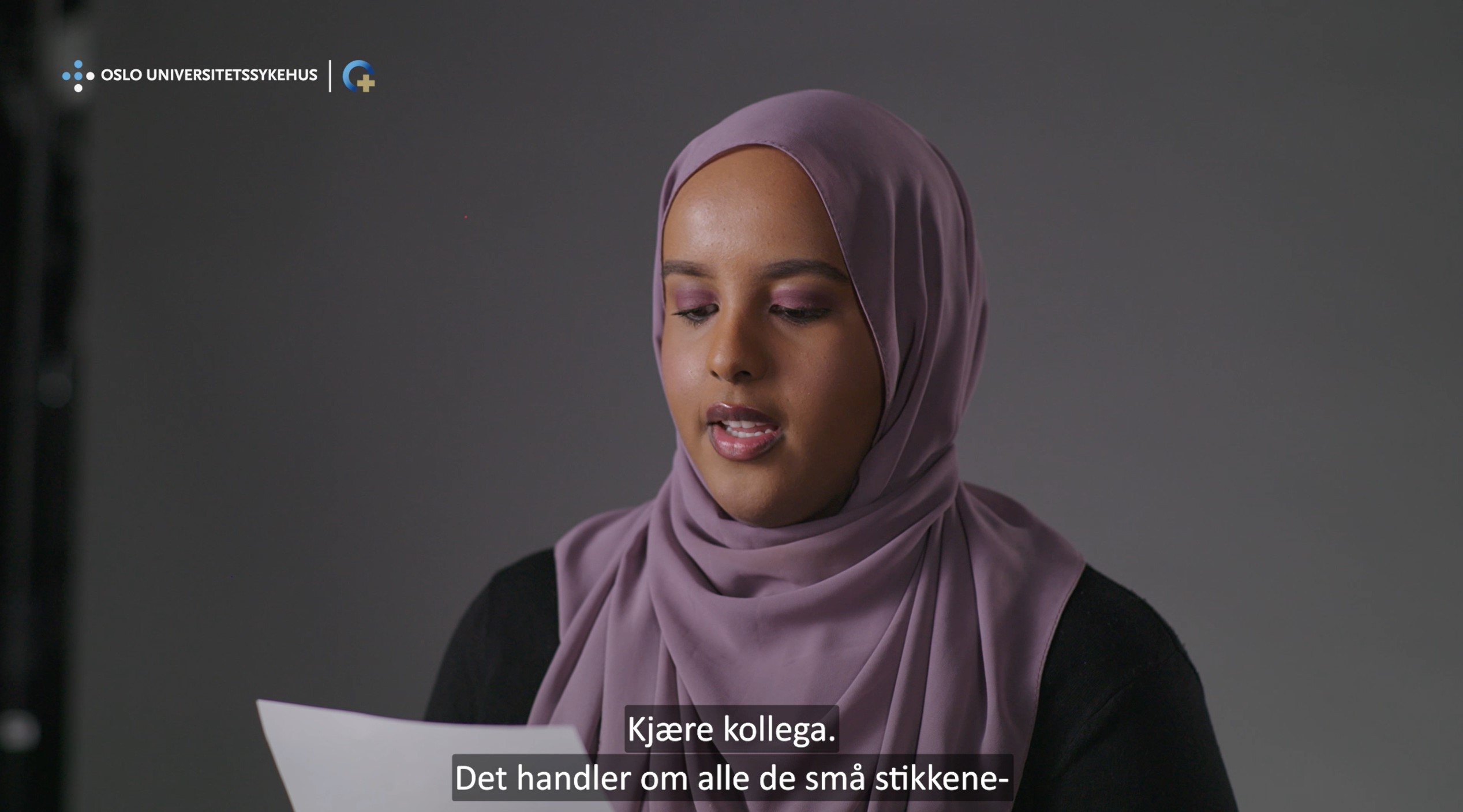 En dame iført et lilla hodeskjerf