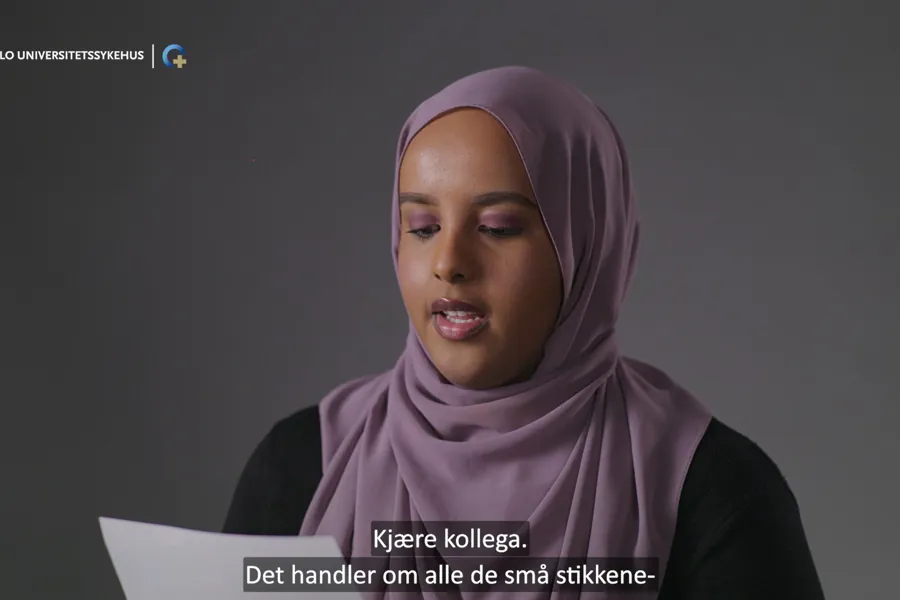 En dame iført et lilla hodeskjerf