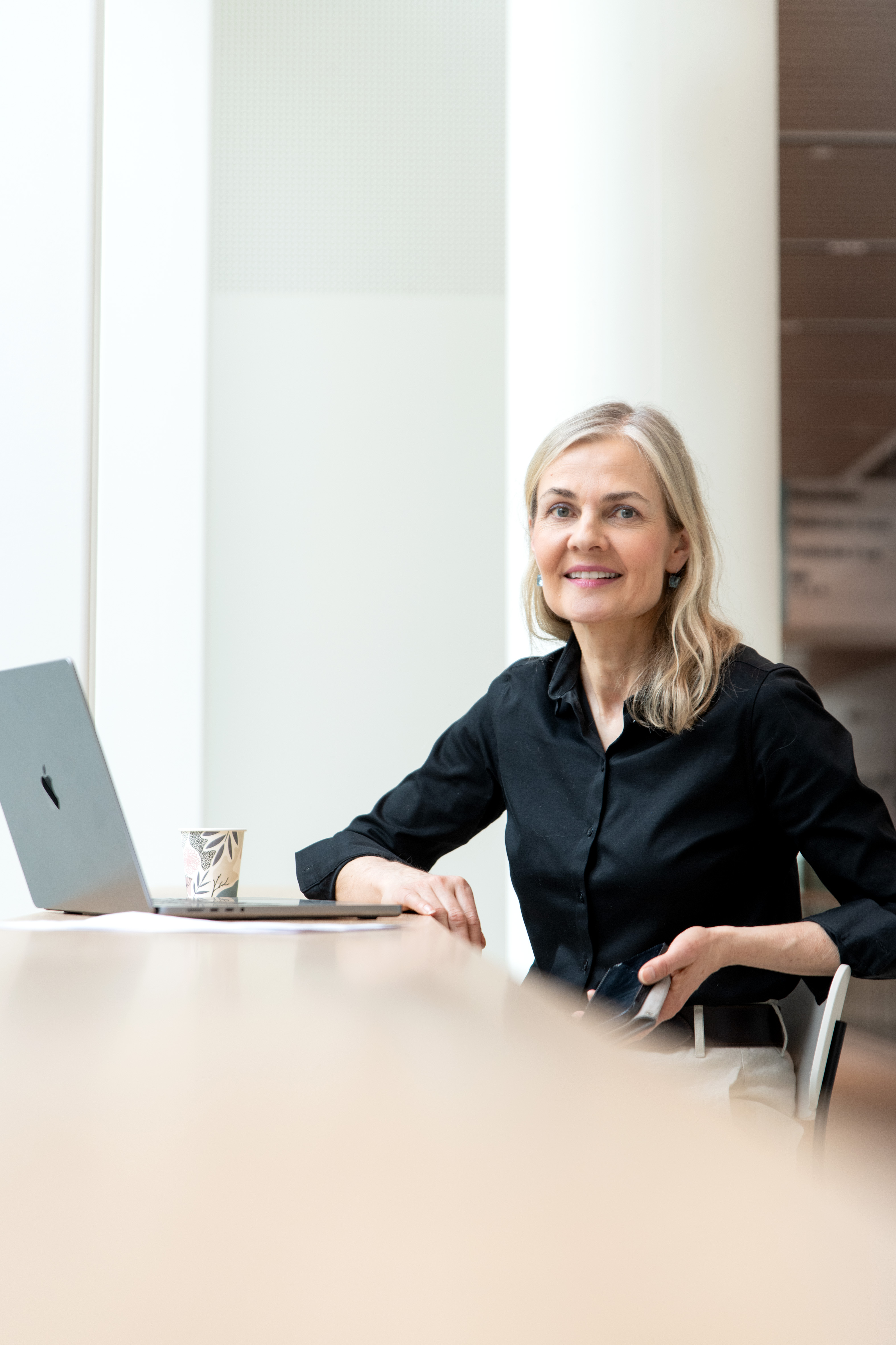 En person som sitter ved et bord