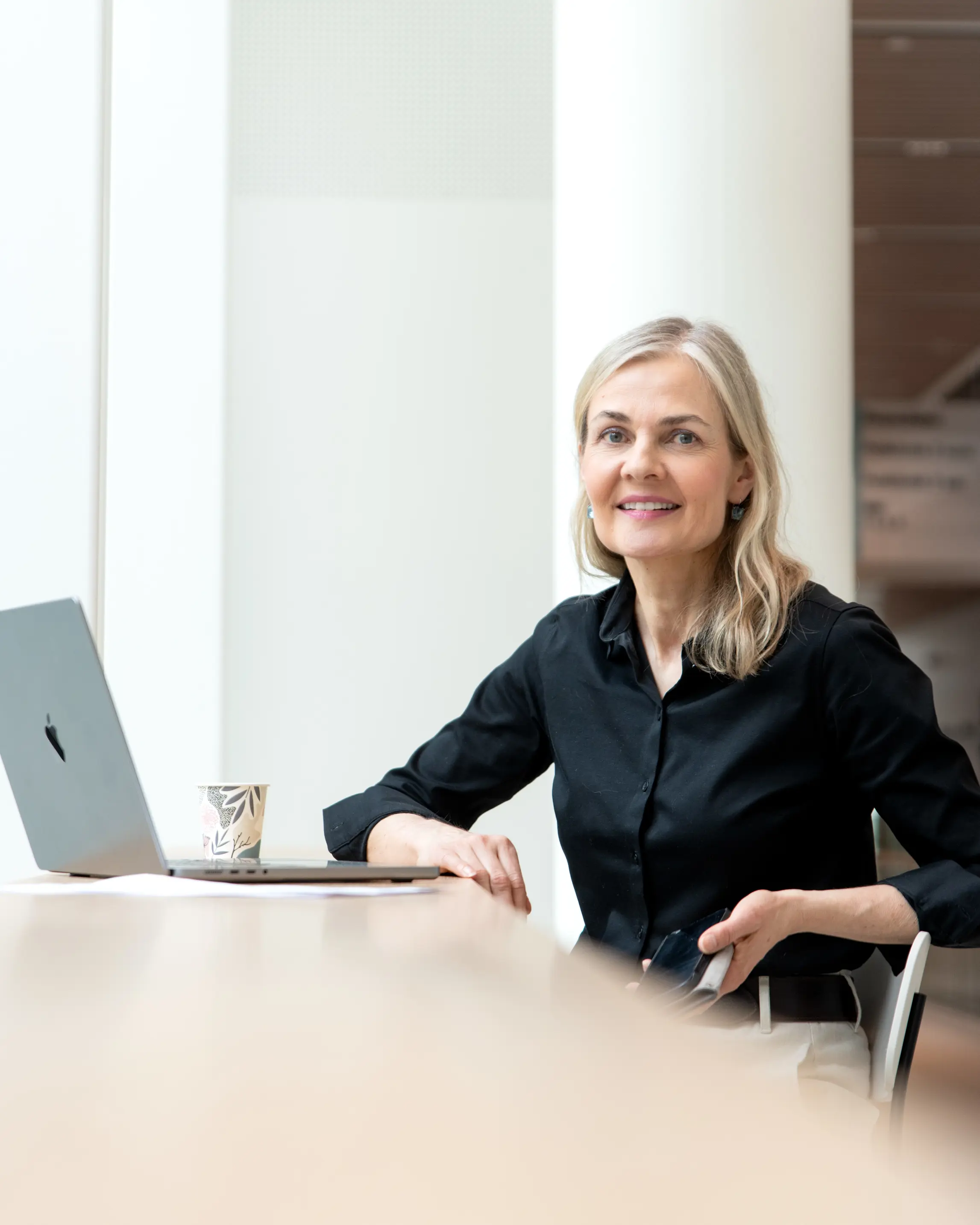 En person som sitter ved et bord