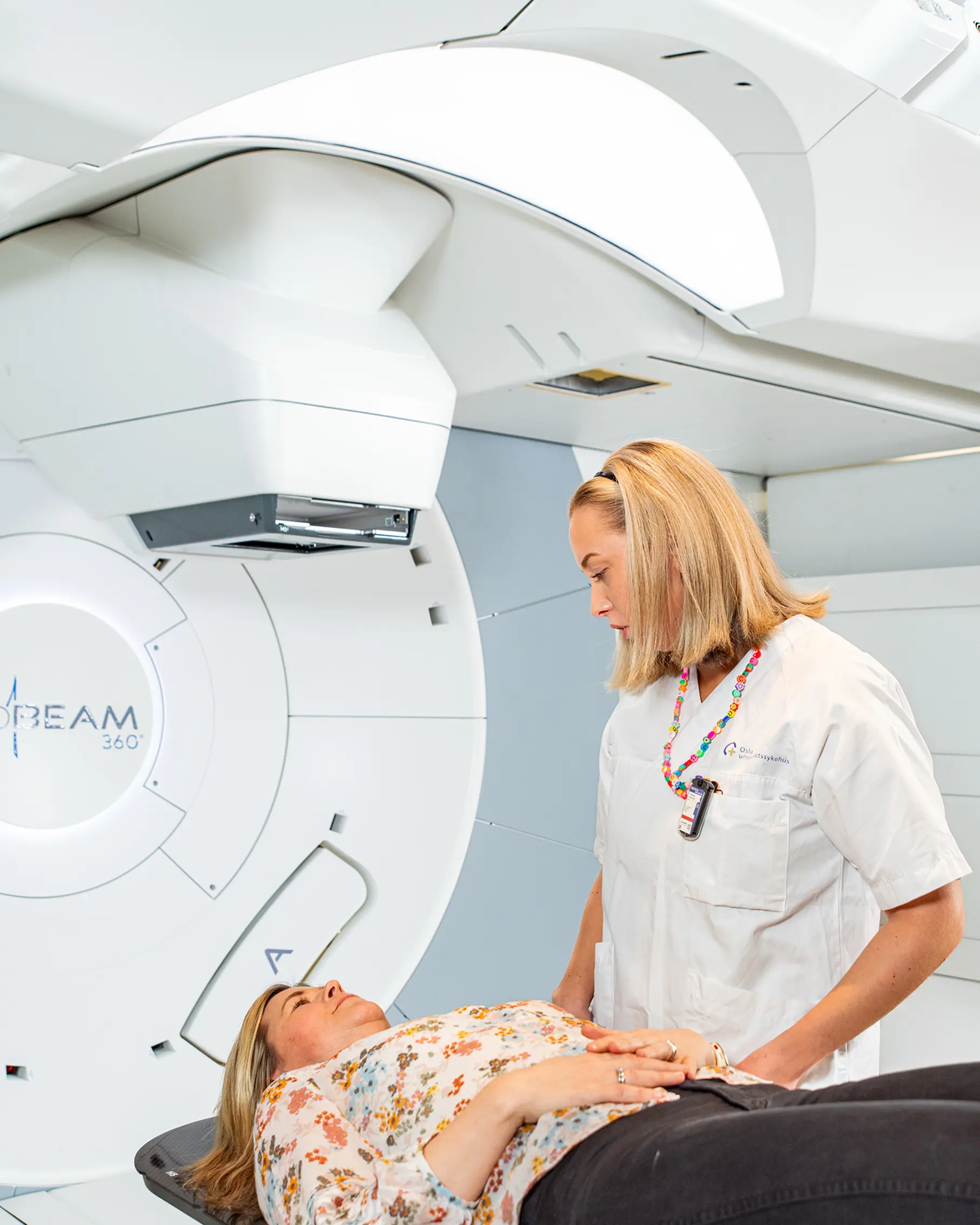 En person som holder en baby