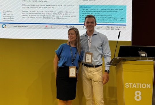 Foto av Bendik Skinningsrud Hagen og Nina E. Hasselberg etter presentasjon av funn på kongress i Madrid