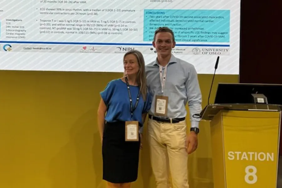 Foto av Bendik Skinningsrud Hagen og Nina E. Hasselberg etter presentasjon av funn på kongress i Madrid
