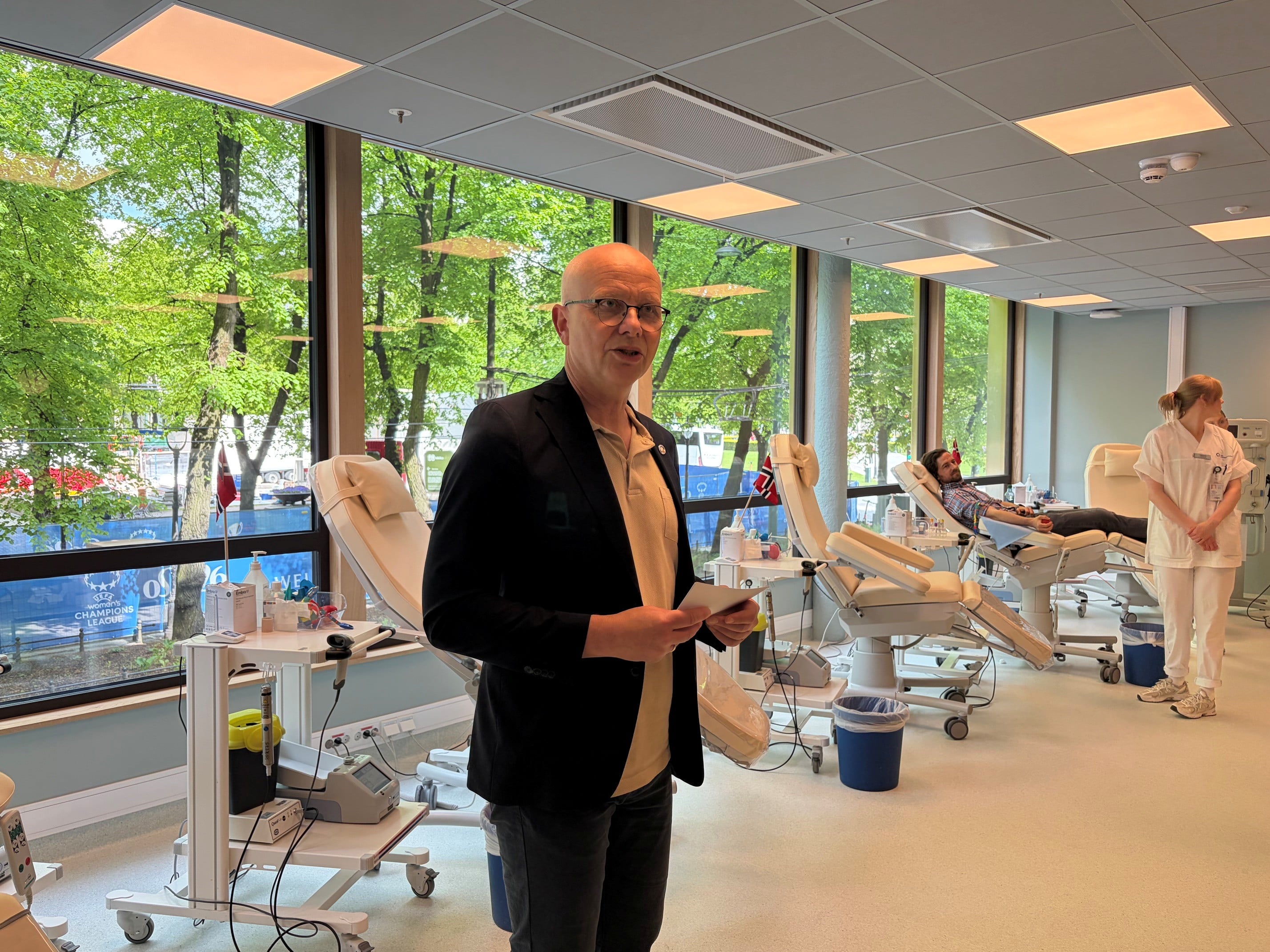 En person som holder et ark