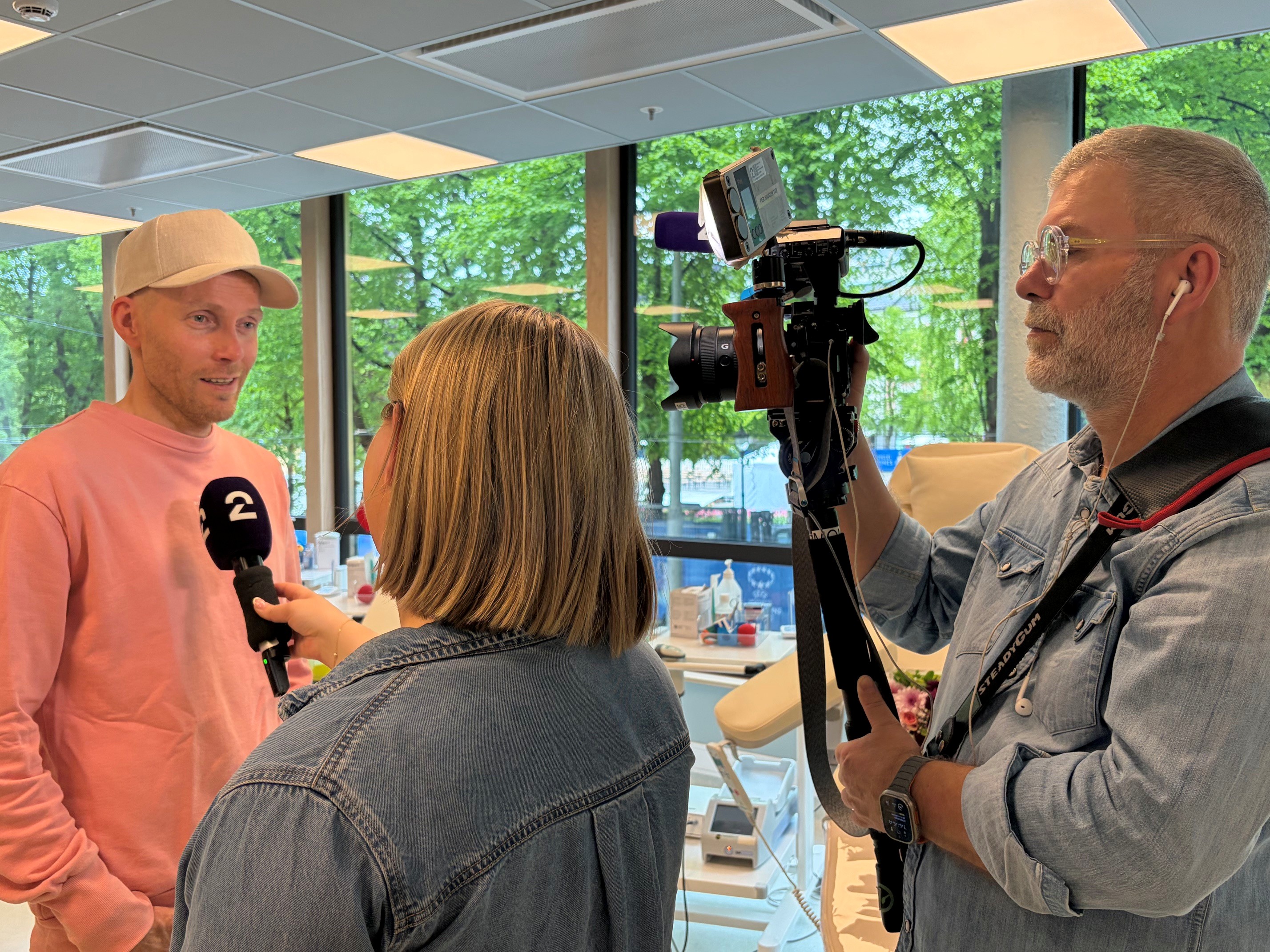 En mann som snakker med en kvinne
