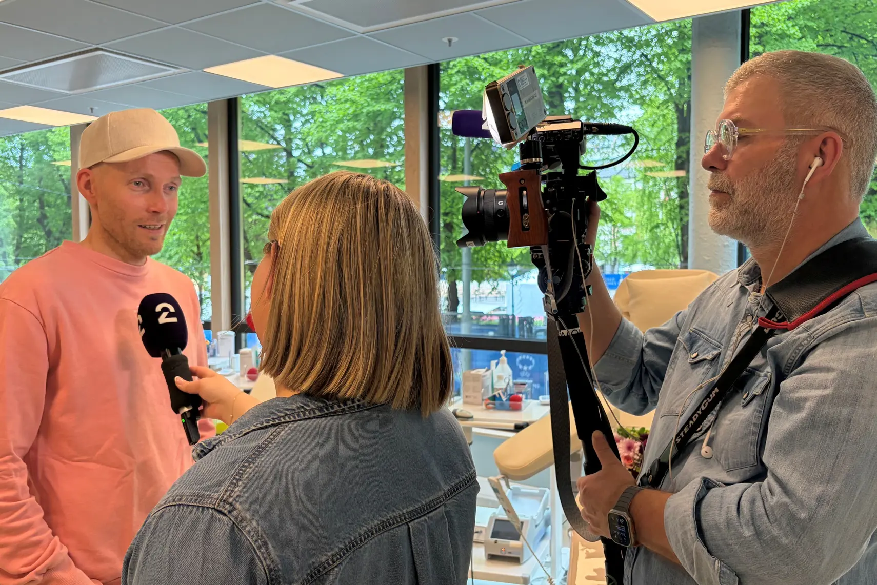 En mann som snakker med en kvinne