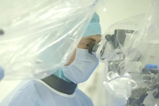 En person i hvit labfrakk