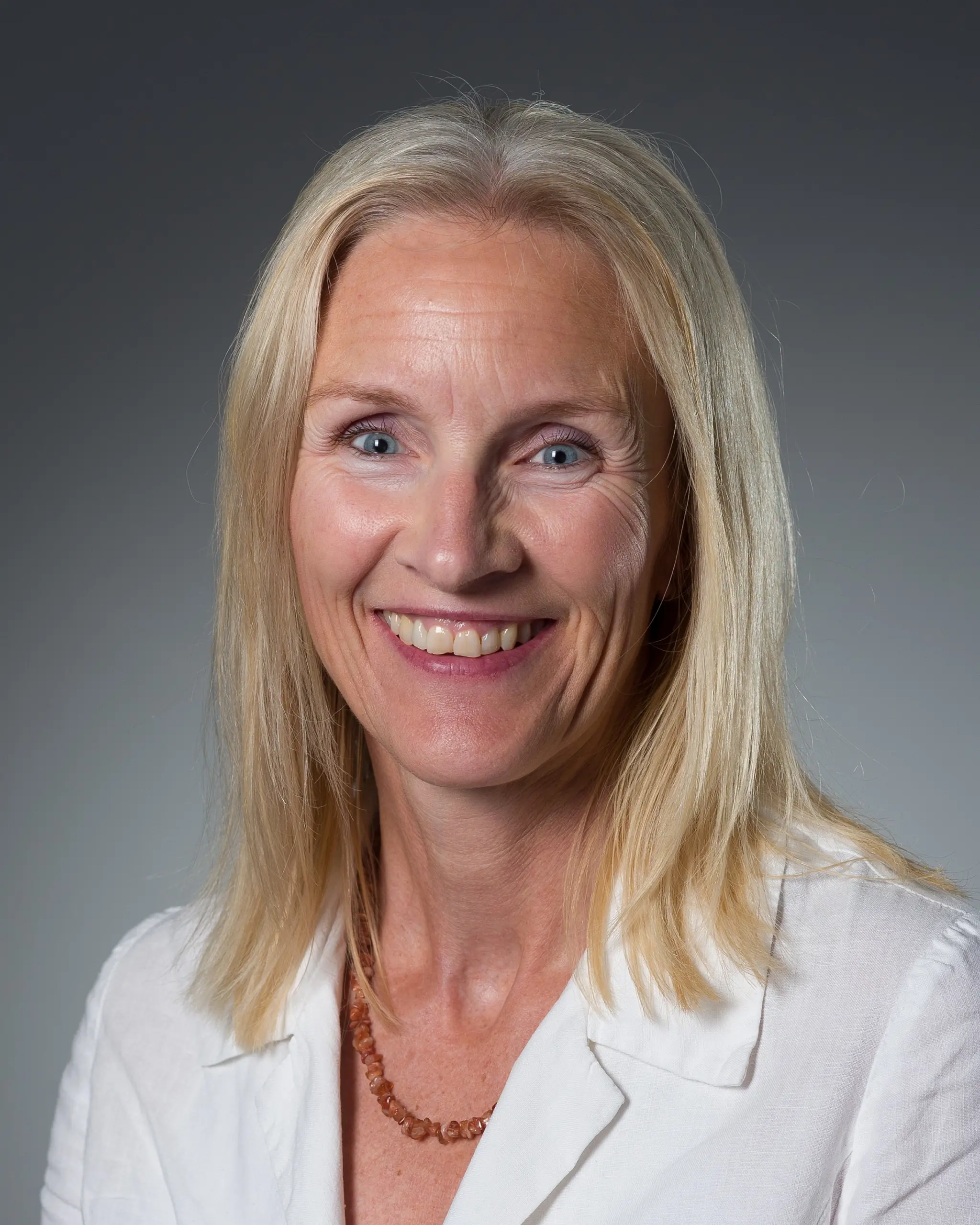 Et nærbilde av en kvinne som smiler
