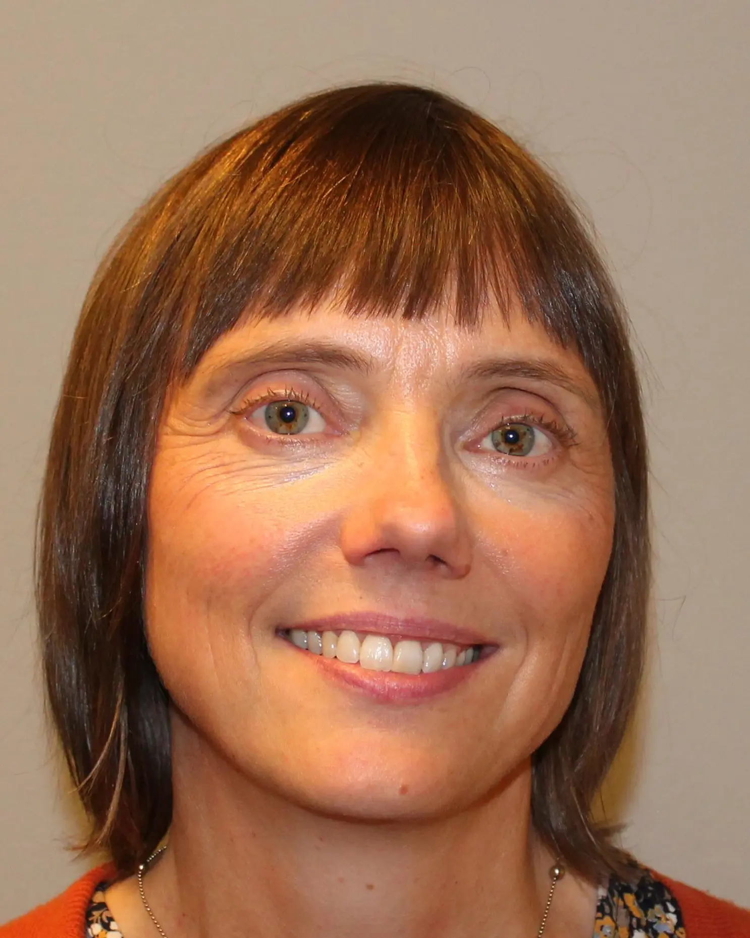 Et nærbilde av en kvinne som smiler