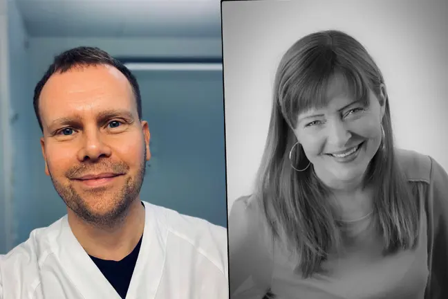 En mann og kvinne som smiler