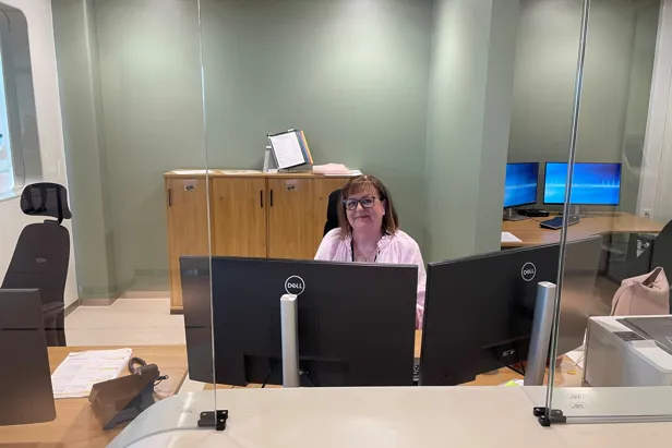 En person som sitter ved et skrivebord