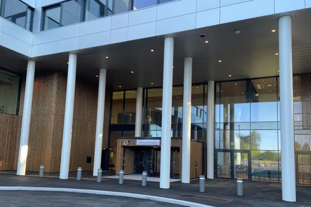 En bygning med hvite søyler