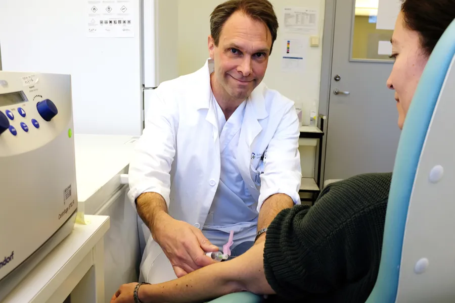 Bendik Slagsvold Winsvold som tar blodprøve av en pasient