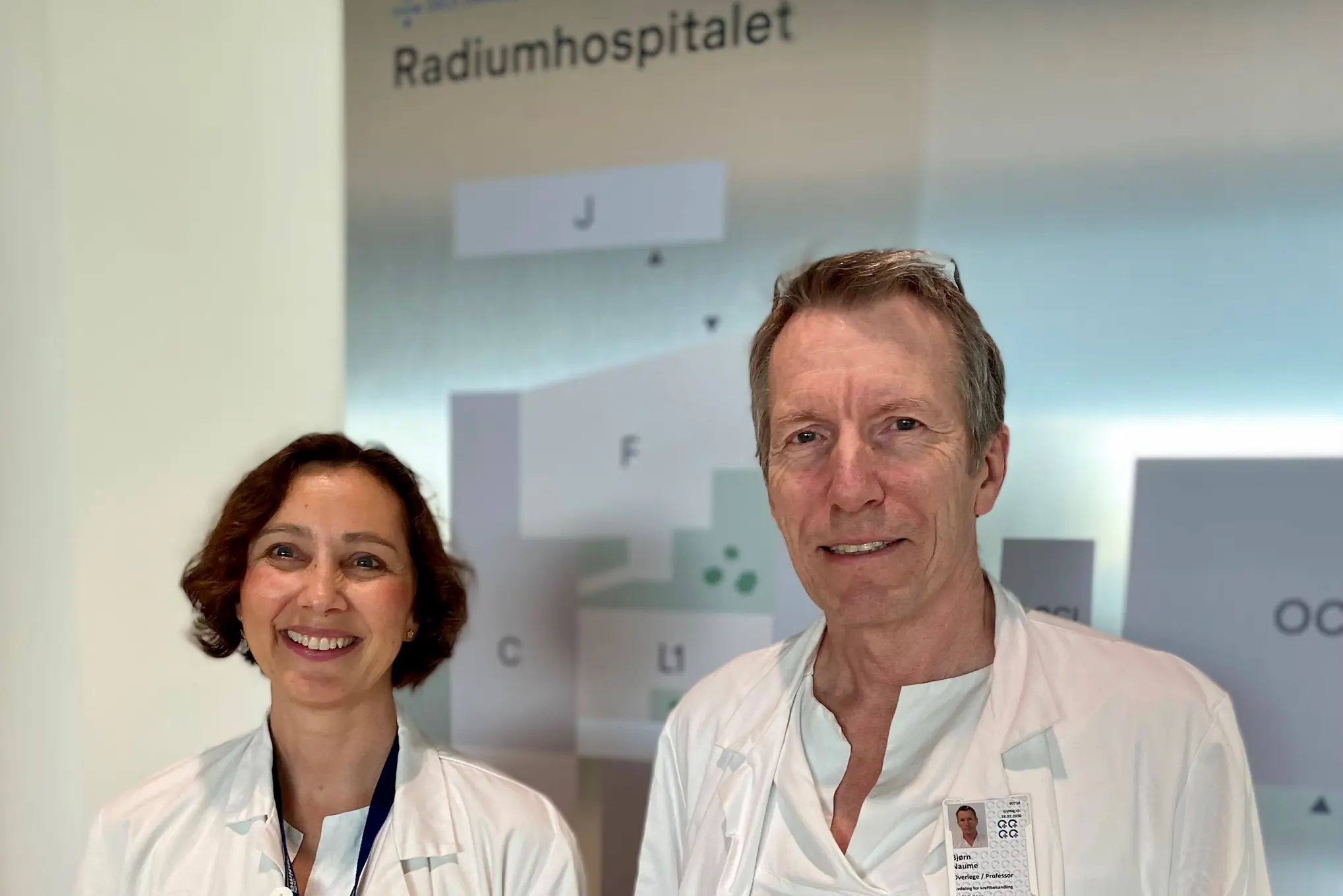 Hege Oma Ohnstad og Bjørn Naume, i hvite legefrakker