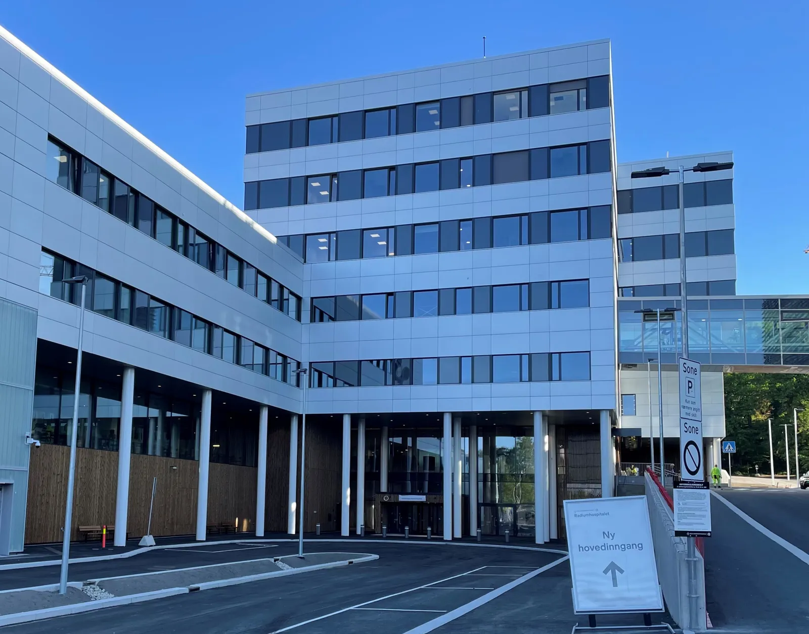 Ny hovedinngang med forplass