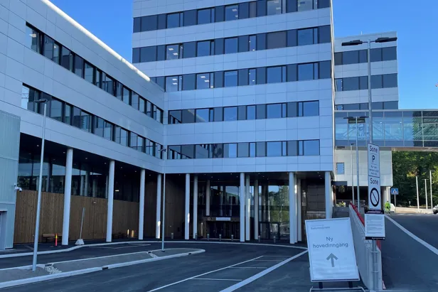 Ny hovedinngang med forplass