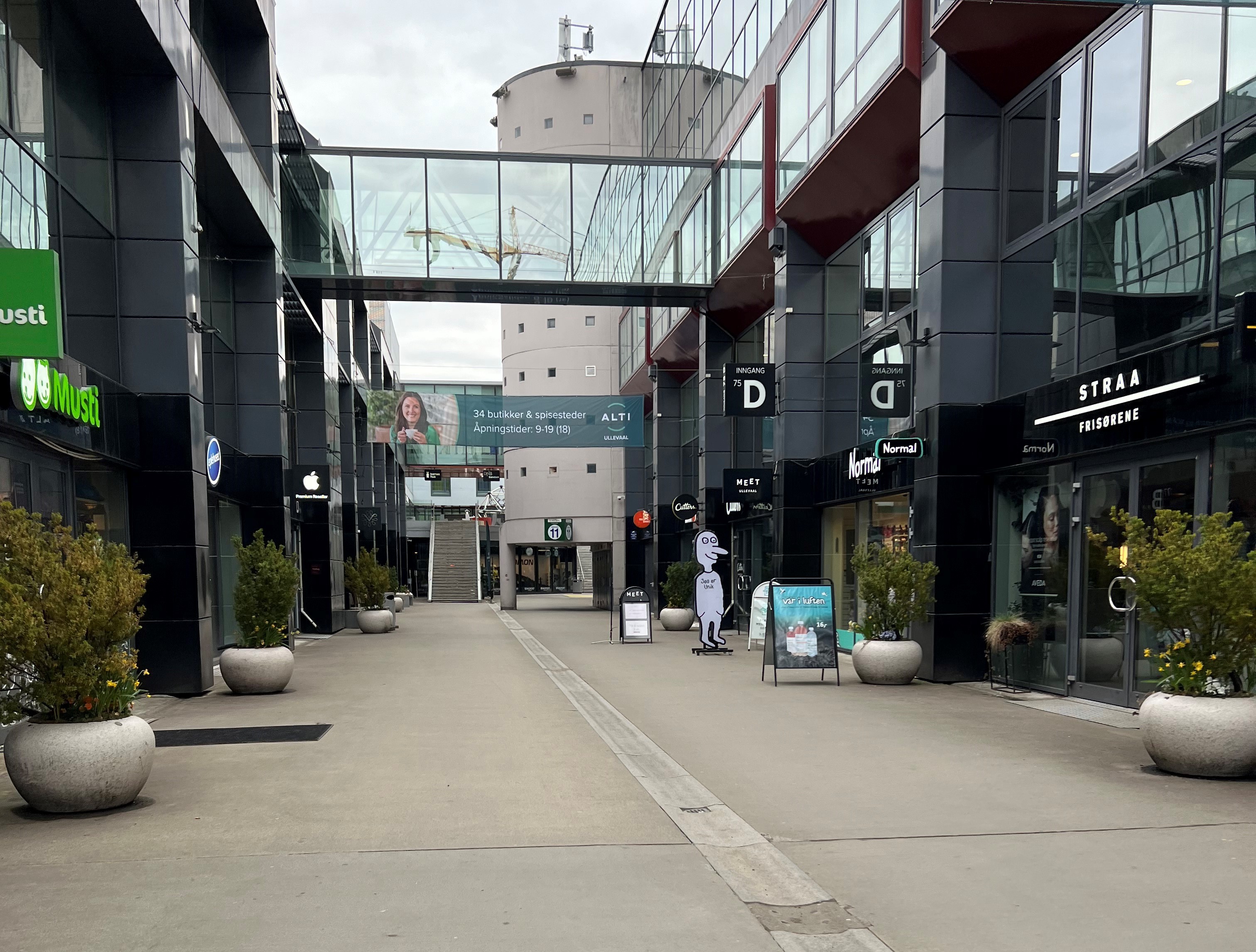 En gate med bygninger på hver side