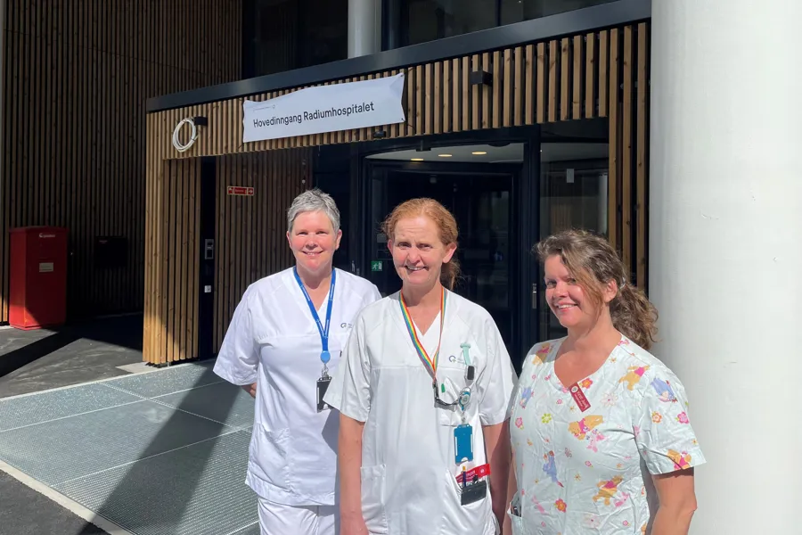 OUS-ansatte foran ny hovedinngang på Radiumhospitalet