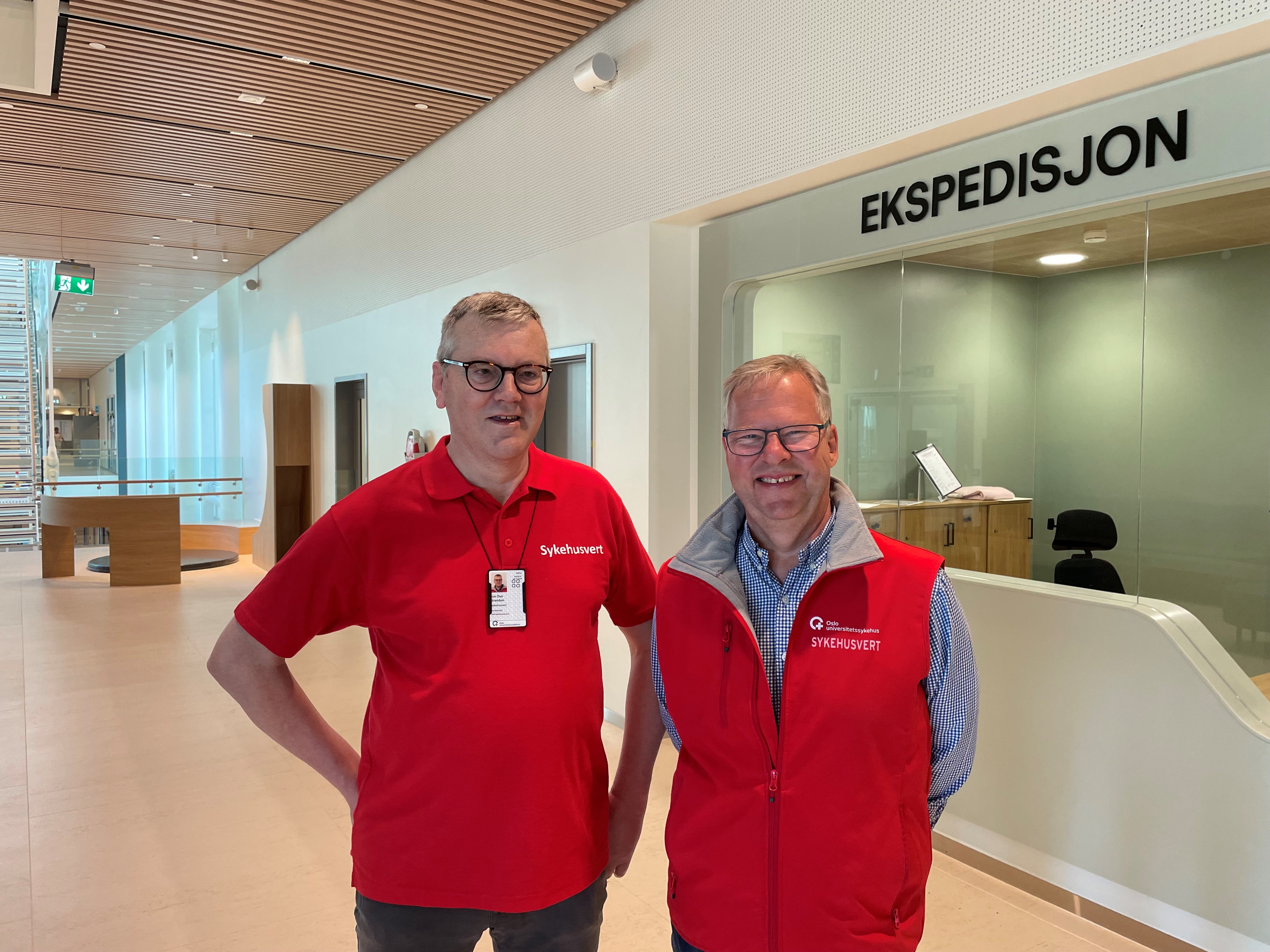 Et par menn iført røde skjorter