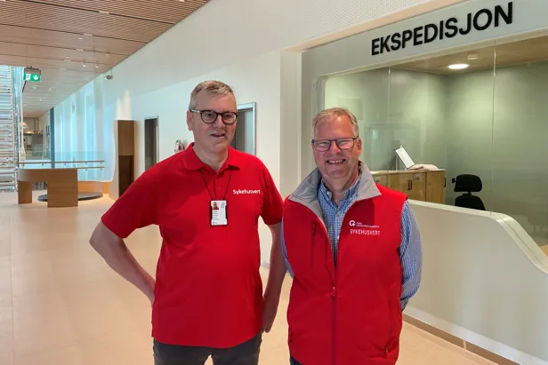 Et par menn iført røde skjorter