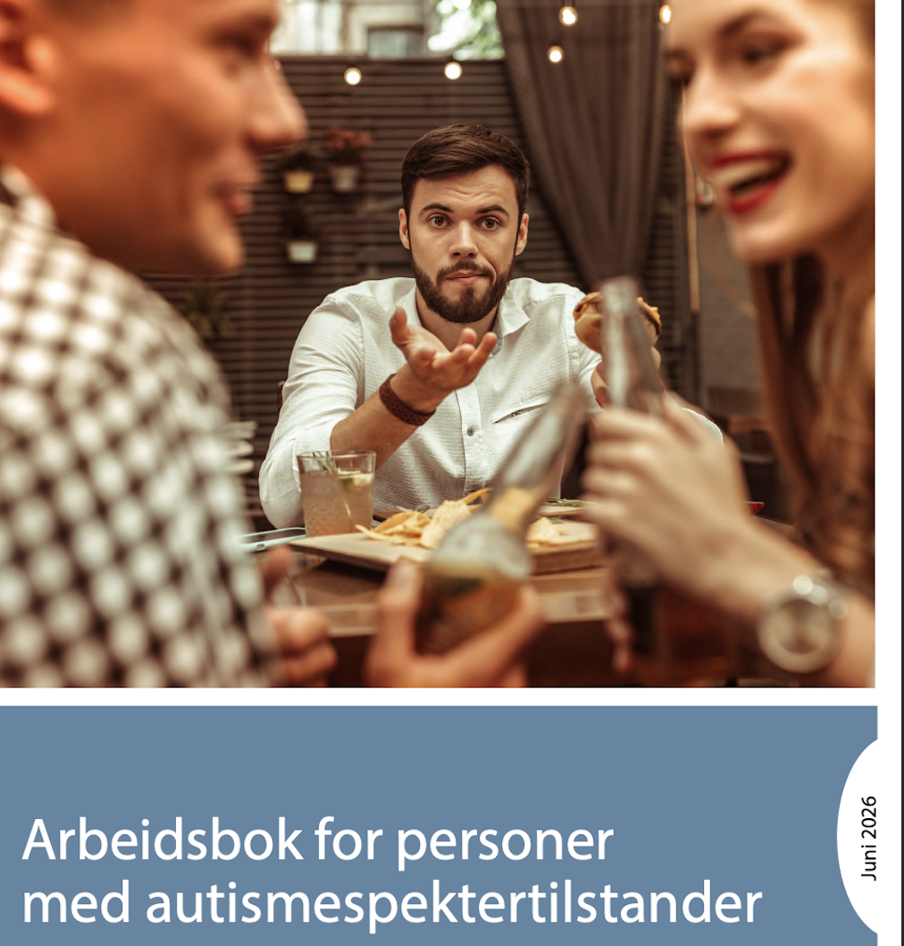 En gruppe mennesker som sitter ved et bord med mat og drikke